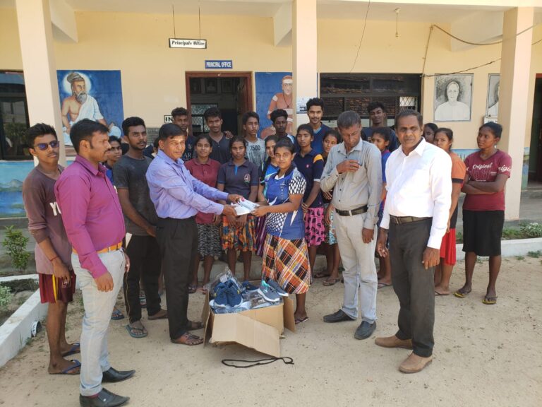 கபடி அணிக்கான பாதணி அன்பளிப்பு